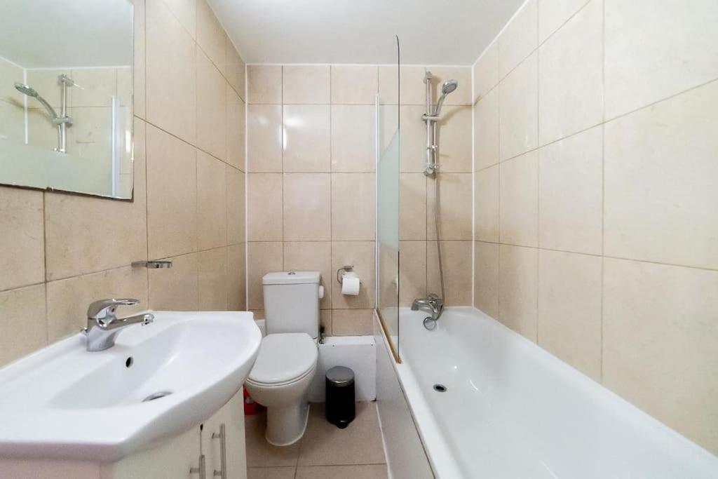 2 Bedroom Apartment Londra Dış mekan fotoğraf