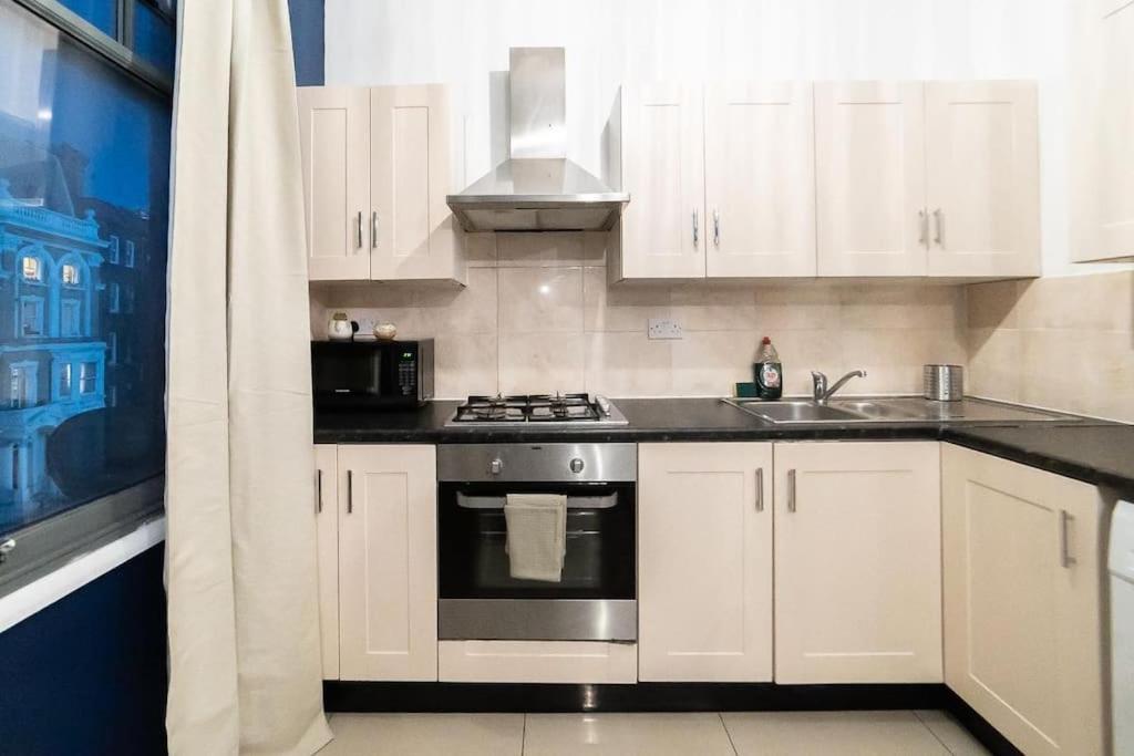 2 Bedroom Apartment Londra Dış mekan fotoğraf