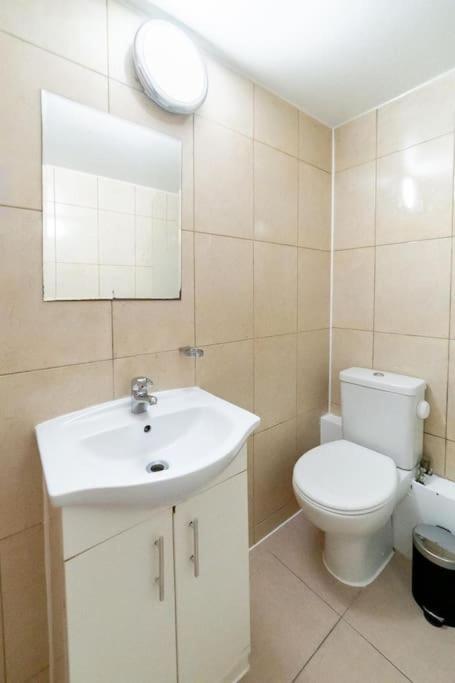 2 Bedroom Apartment Londra Dış mekan fotoğraf